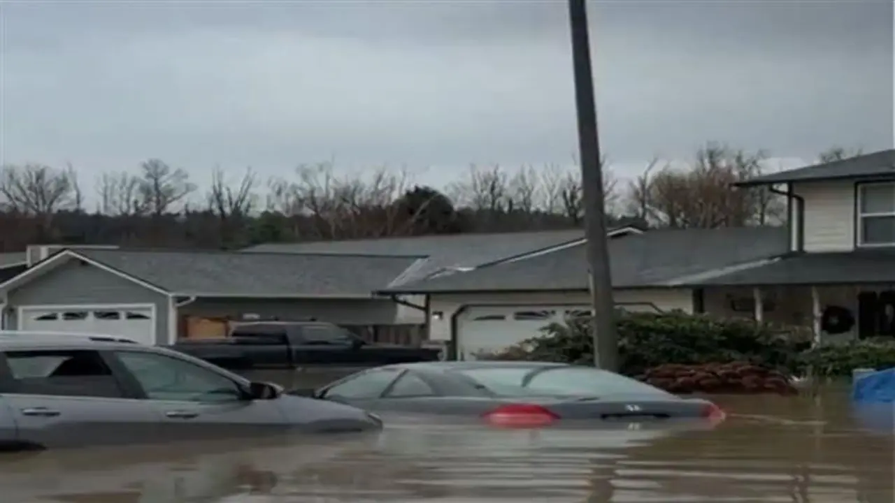 ولايات المتحدة تواجه دماراً واسعاً وفقدانًا للكهرباء بسبب العاصفة العنيفة والثلوج الكثيفة